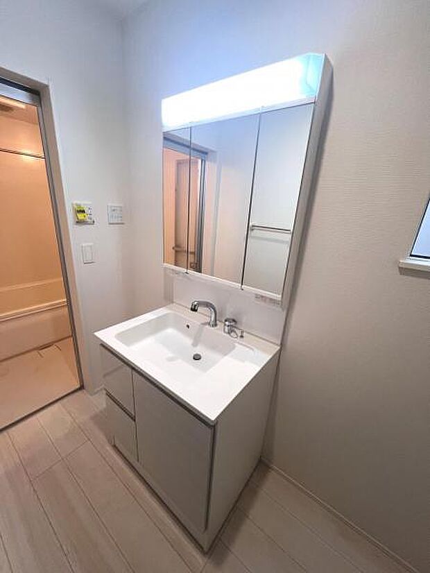 洗面化粧台です。朝の身支度から1日が始まります。