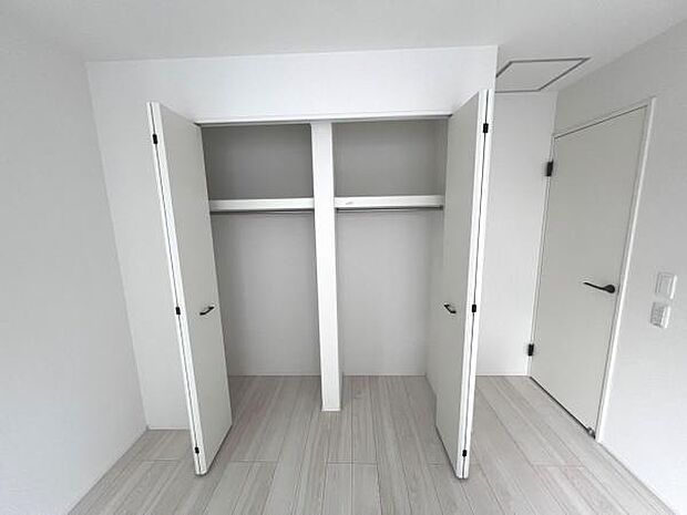 中の物を確認しやすく、取り出しやすい収納スペース。お部屋を広々とお使いいただけます。