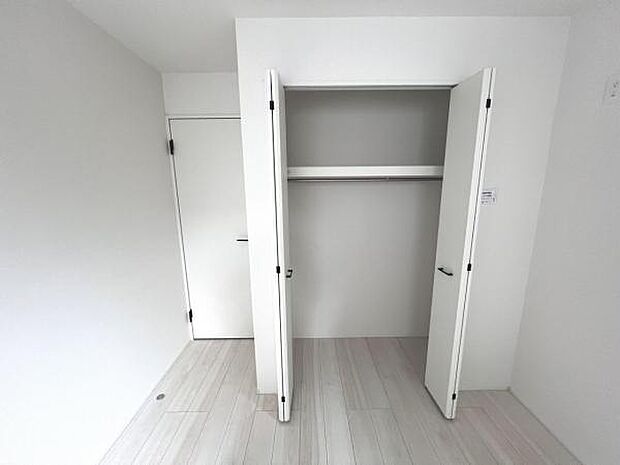 いつでもお部屋をスッキリお使い頂ける収納スペースを設置。