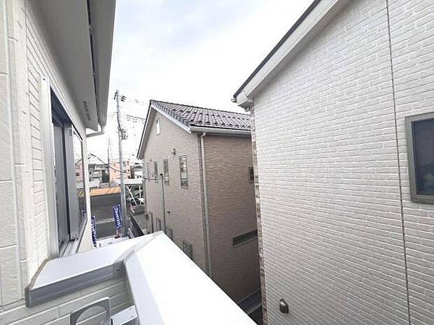 バルコニーからの眺望です。明るい陽射しを浴びながらゆったりと過ごすのも良いですね。