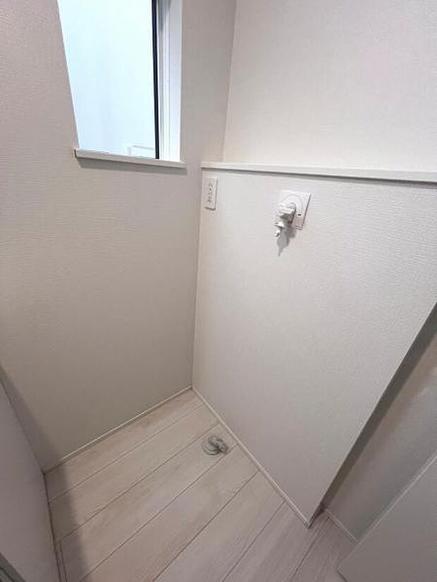 独立洗面台の横にはランドリースペースがございます。