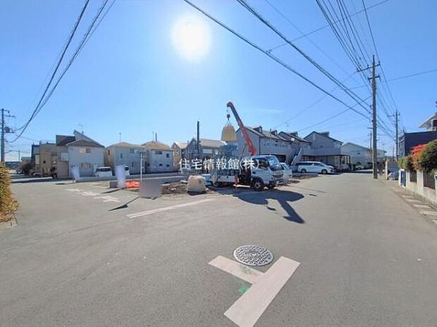 前面道路を含めた現地写真です。