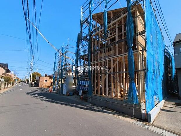 前面道路を含めた現地写真です。