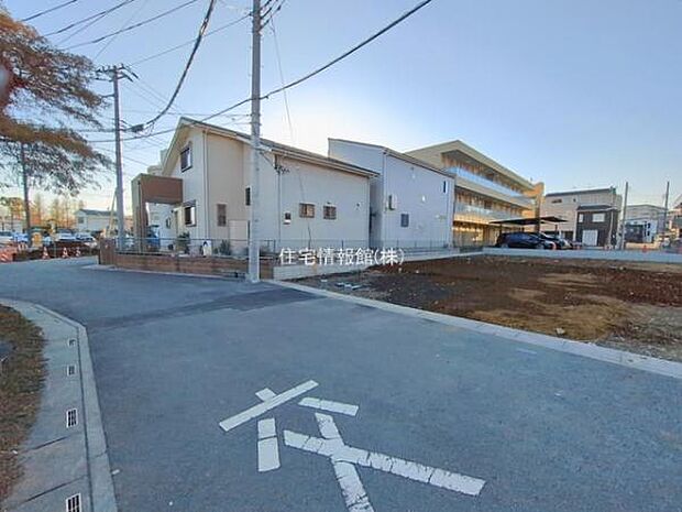 前面道路を含めた現地写真です。