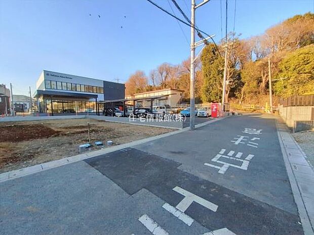 前面道路を含めた現地写真です。