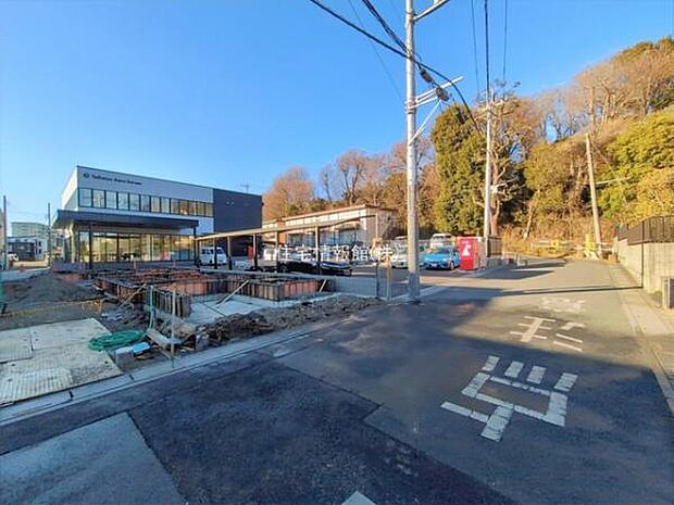 前面道路を含めた現地写真です。