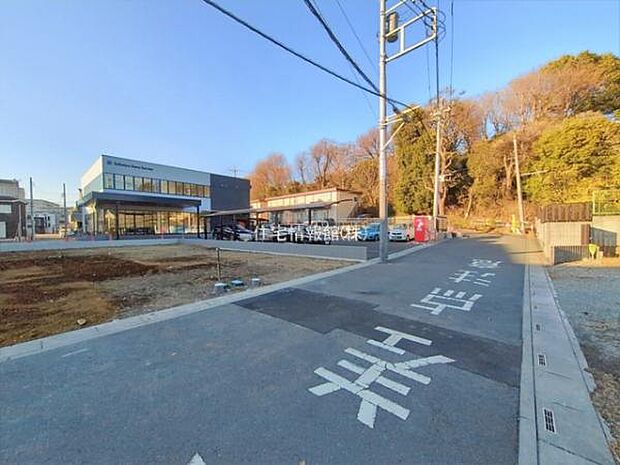 前面道路を含めた現地写真です。