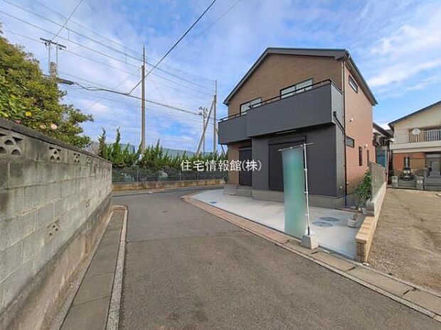 前面道路を含めた現地写真です。