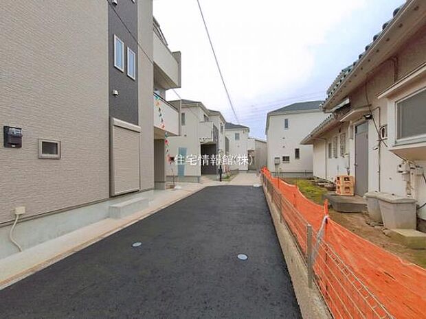 前面道路を含めた現地写真です。