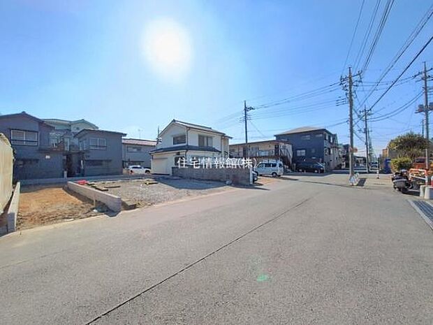 前面道路を含めた現地写真です。