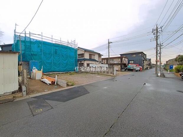 前面道路を含めた現地写真です。