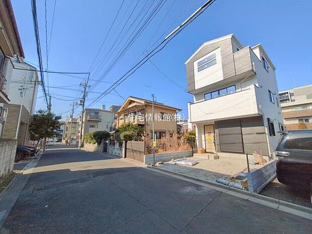 前面道路を含めた現地写真です。