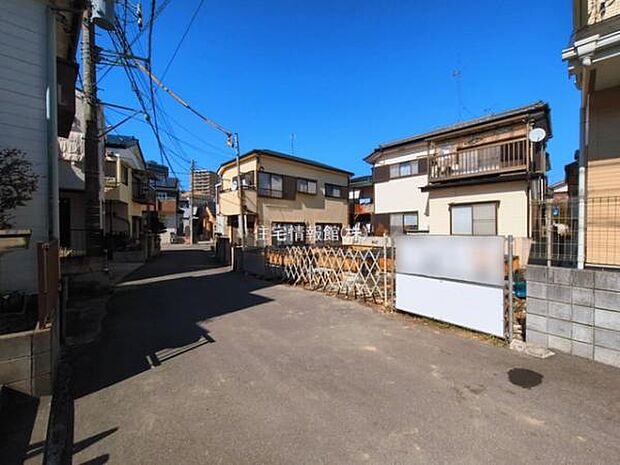 前面道路を含めた現地写真です。