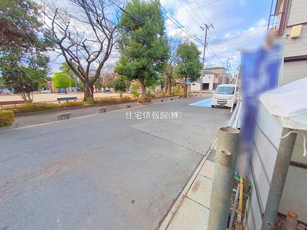 前面道路を含めた現地写真です。