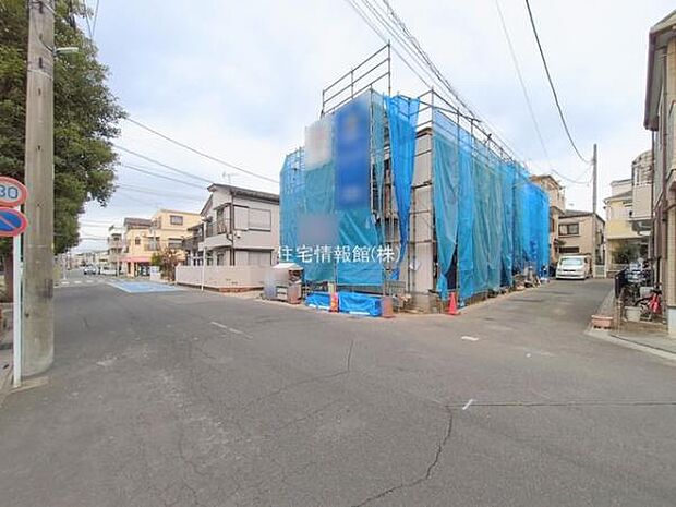 前面道路を含めた現地写真です。