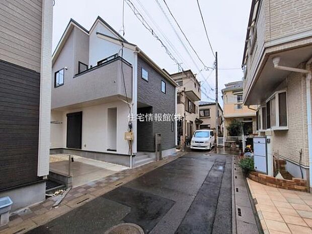 前面道路を含めた現地写真です。