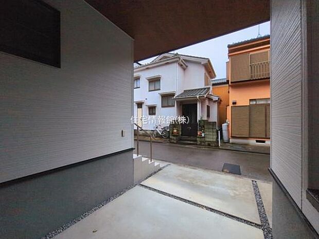 前面道路を含めた現地写真です。