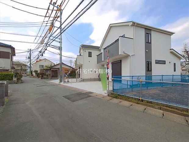 前面道路を含めた現地写真です。