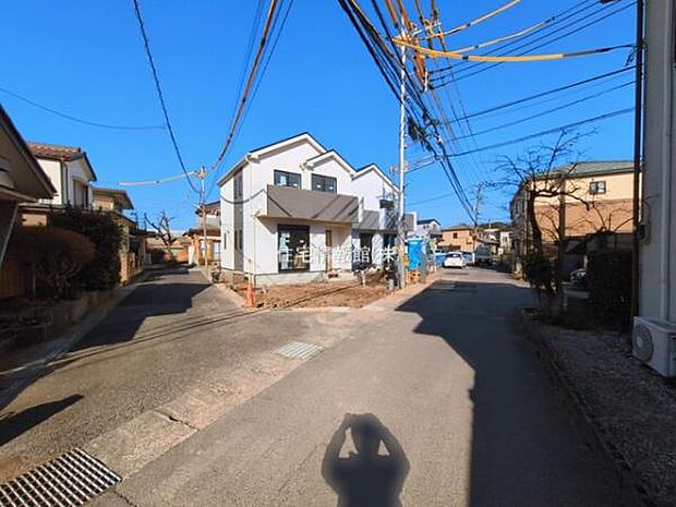 前面道路を含めた現地写真です。