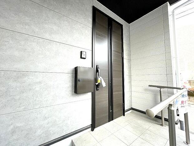 綺麗で明るい玄関でお客様をお迎えいただけます。