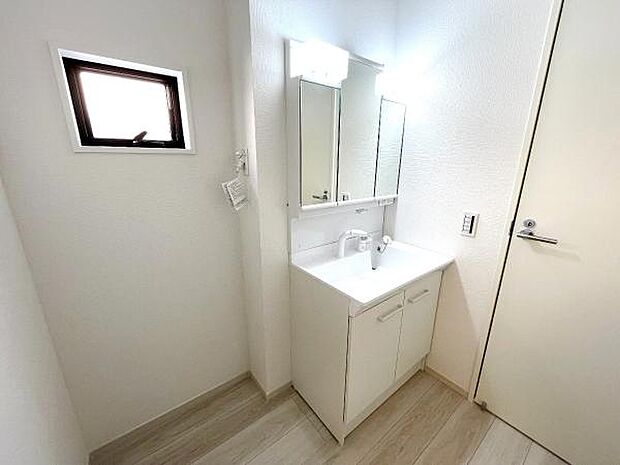 洗面化粧台です。朝の身支度から1日が始まります。