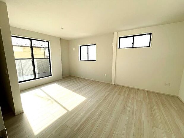 木の温もりが優しいフローリングの収納スペース付き洋室です。