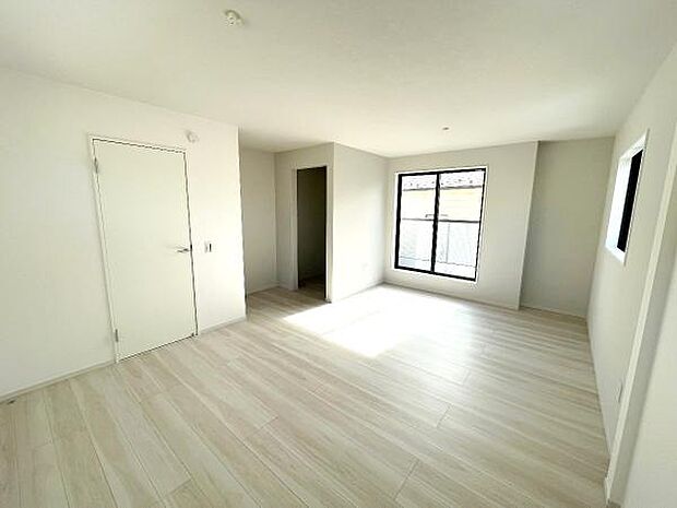 洋室は、風通しが良く明るく快適な空間です。ゆったりと読書など、趣味にも没頭できプライベート時間もお寛ぎ頂けそうです。