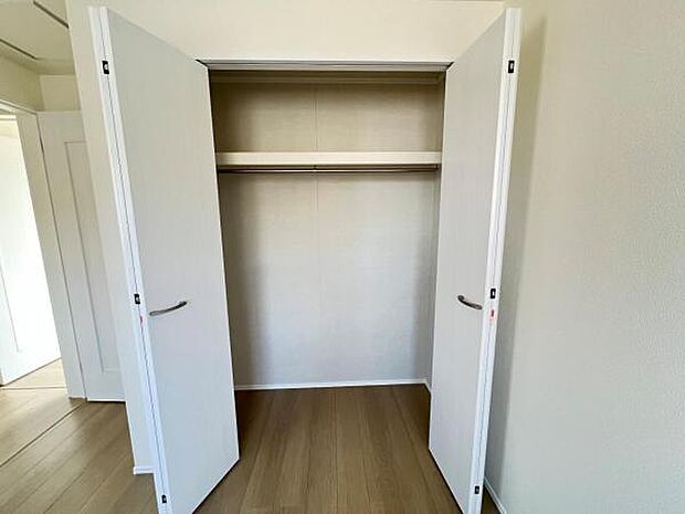 枕棚とハンガーパイプの付いたクローゼットです。