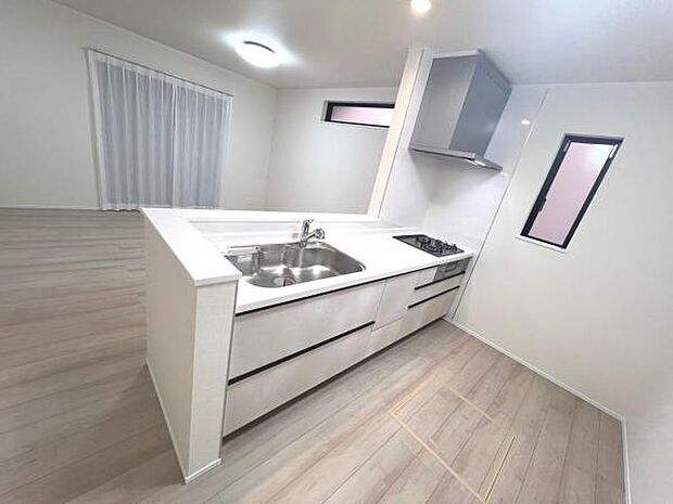 リビングが見渡せ、料理中も会話が弾む対面式キッチンです。