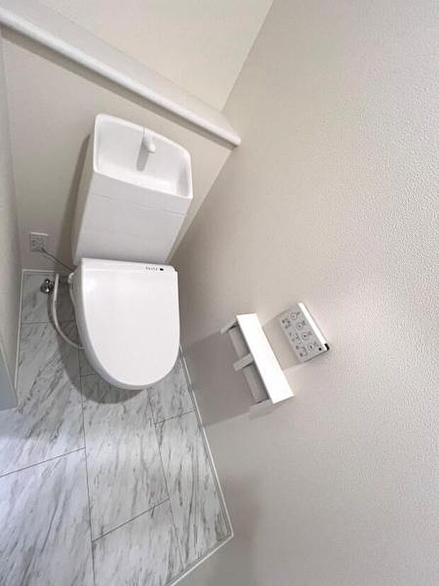 シャワー洗浄機能付のトイレは、清潔感が印象的な空間ですね。