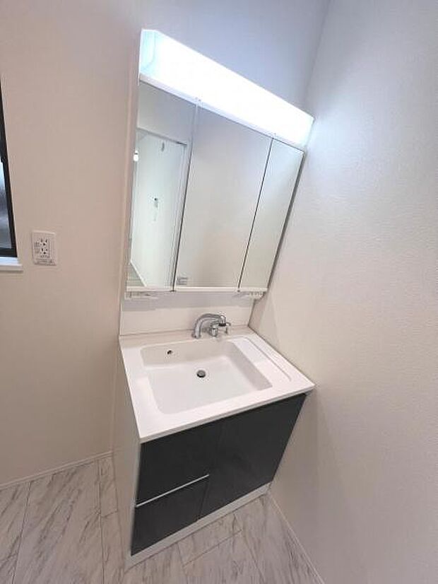 洗面化粧台です。朝の身支度から1日が始まります。