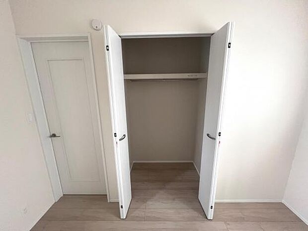 中の物を確認しやすく、取り出しやすい収納スペース。お部屋を広々とお使いいただけます。