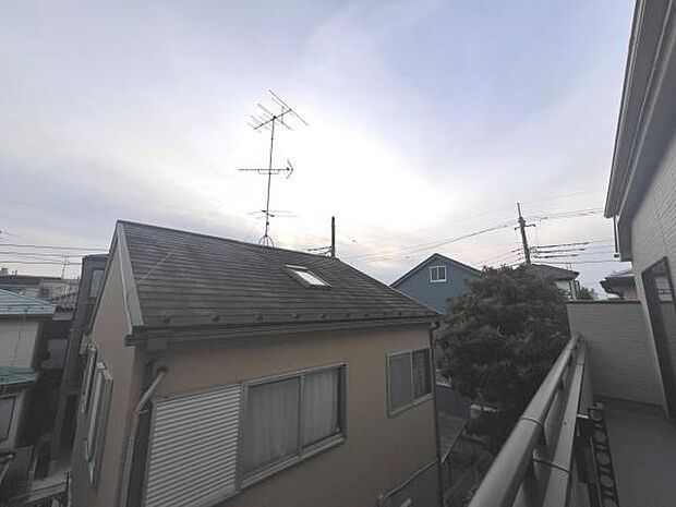 バルコニーからの眺望です。明るい陽射しを浴びながらゆったりと過ごすのも良いですね。