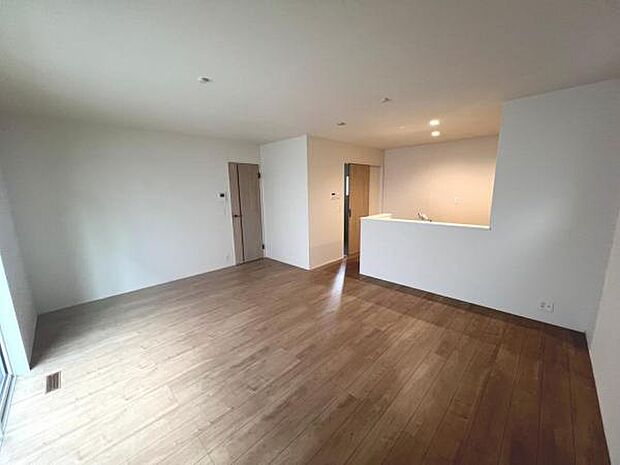 ご家族が集うLDKは約17帖の広さ、団らんの空間です。