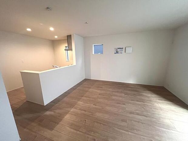 お食事中もキッチンと会話が楽しめるダイニングスペース。