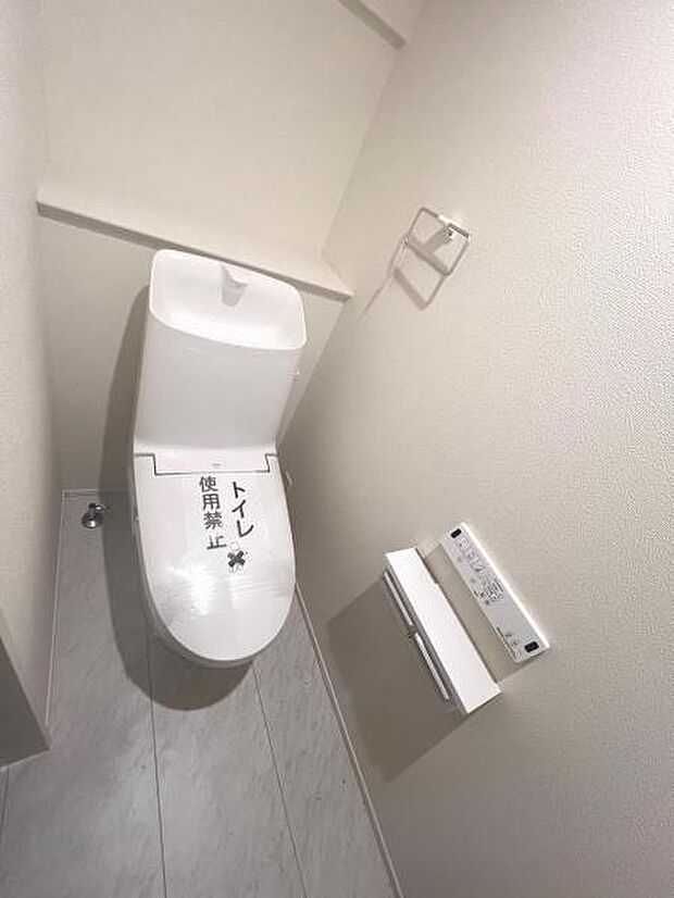 シャワー洗浄機能付のトイレは、清潔感が印象的な空間ですね。