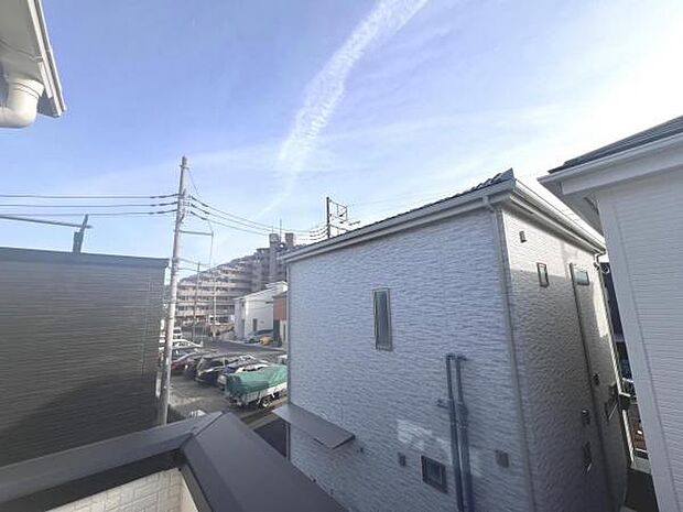 バルコニーからの眺望です。明るい陽射しを浴びながらゆったりと過ごすのも良いですね。