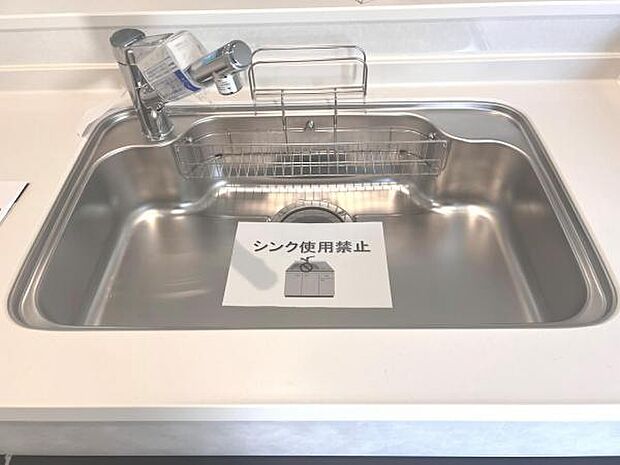 ご家族を見守りながら家事が捗る対面式キッチン。お料理をしながらご家族のサポートも可能です。