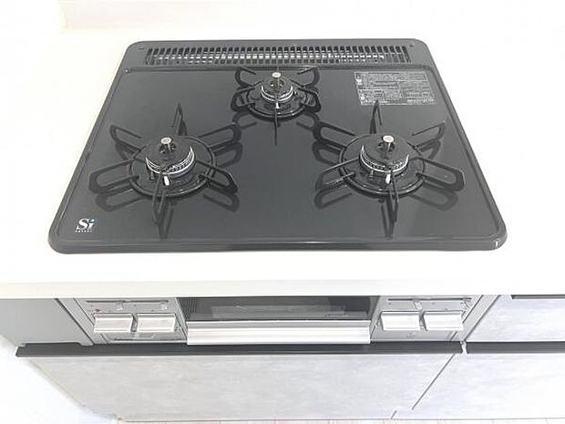 作業スペースが広く家事動線をゆったりと確保できるキッチンです。