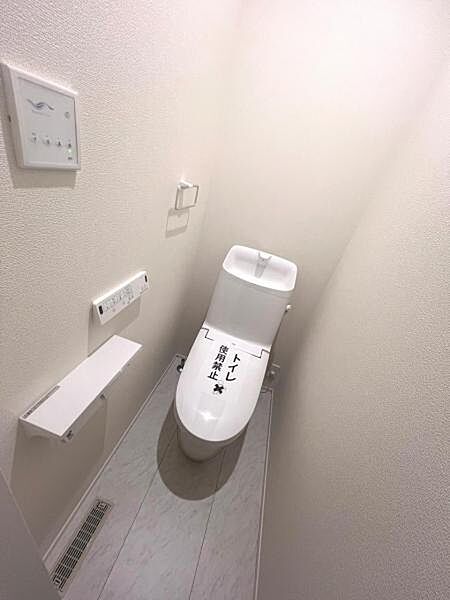 シャワー洗浄機能付のトイレは、清潔感が印象的な空間ですね。