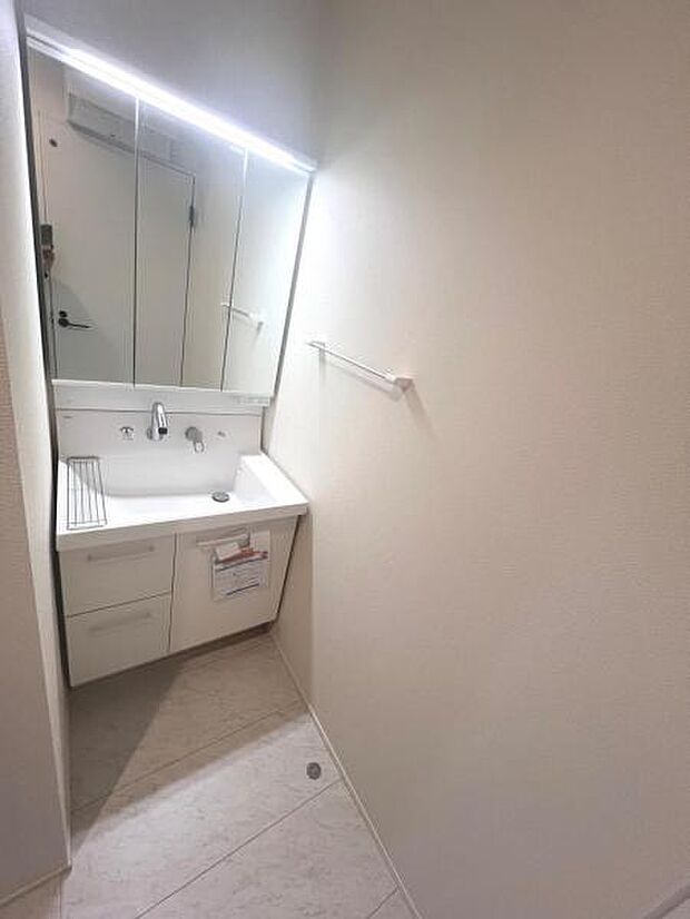 洗面化粧台です。朝の身支度から1日が始まります。