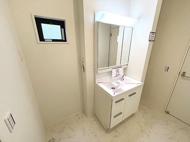 洗面化粧台です。朝の身支度から1日が始まります。