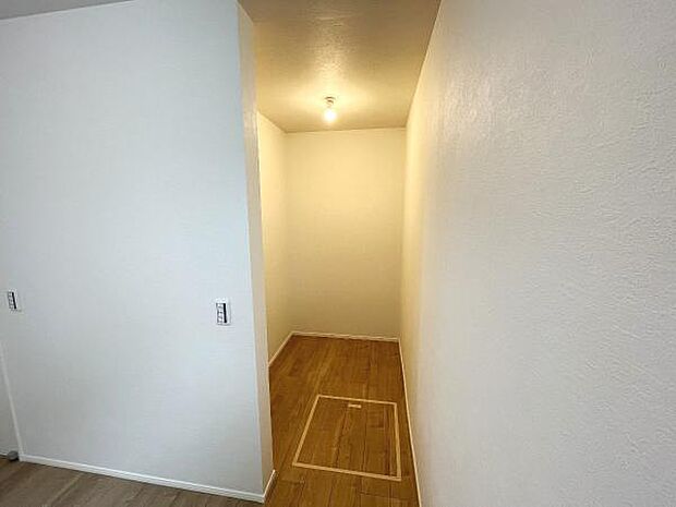 ウォークインクローゼットがあり収納スペースも豊富。季節物もスッキリ片付きそうです。