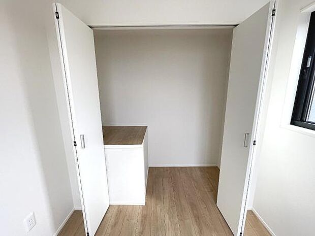 中の物を確認しやすく、取り出しやすい収納スペース。お部屋を広々とお使いいただけます。