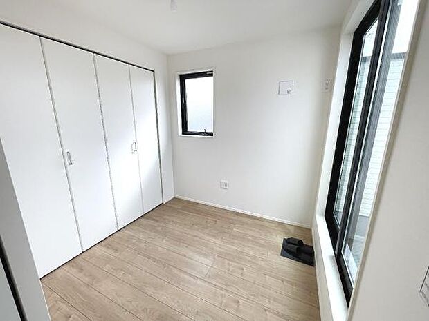 洋室は、風通しが良く明るく快適な空間です。ゆったりと読書など、趣味にも没頭できプライベート時間もお寛ぎ頂けそうです。