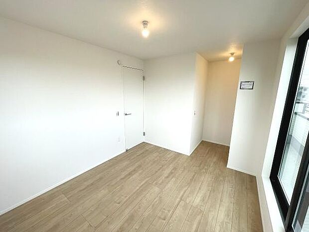 木の温もりが優しいフローリングの収納スペース付き洋室です。