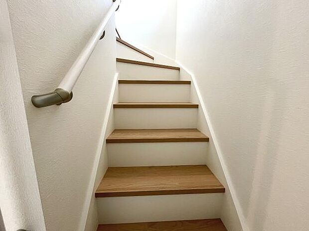 手すりの付いた階段です。