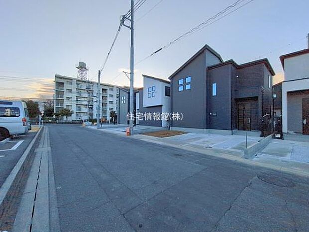 前面道路を含めた現地写真です。