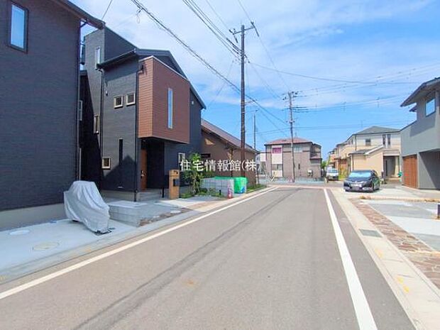 前面道路を含めた現地写真です。