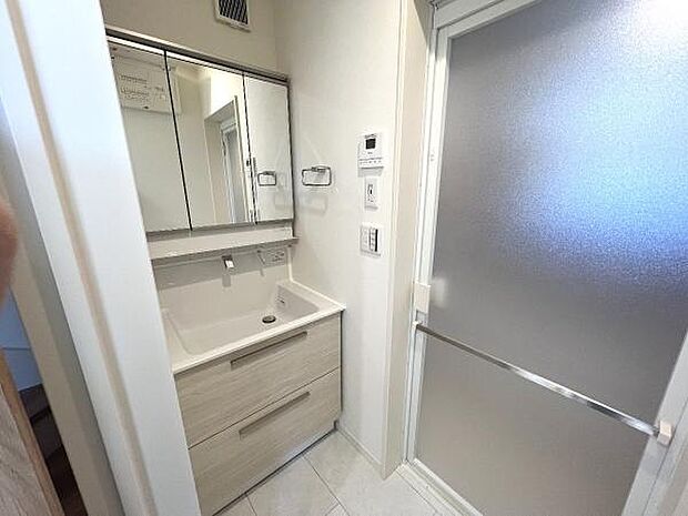 洗面化粧台です。朝の身支度から1日が始まります。